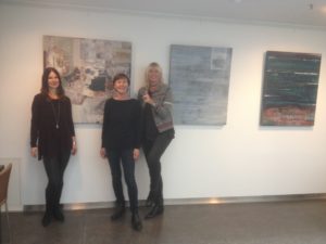 v.l.n.r.: Bettina Weiß (Krone Center), Burgi Steininiger (Künstlerin), Brigitte Wohlmuth (Kunst & Galerie)